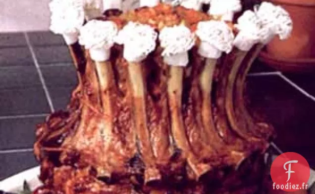 Couronne de porc rôtie farcie aux abricots et aux pommes