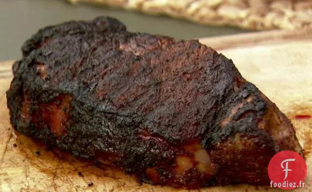 Steak de contre-filet de New York avec sauce épicée au café