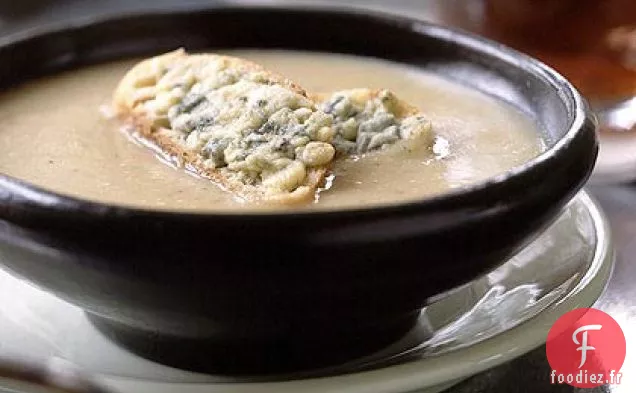Soupe de Pommes de Terre Rôties à l'Ail et à l'Échalote avec Croûtons au Fromage
