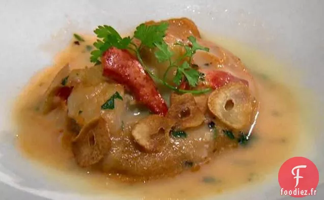 Langoustines au homard sur polenta crémeuse avec chips à l'ail