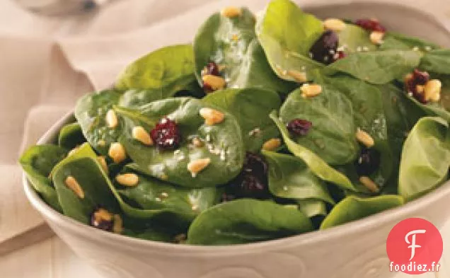 Salade d'épinards au curry et aux canneberges