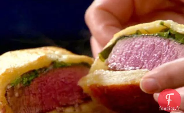 Wellingtons de bœuf au fromage bleu et au cresson avec tomates grillées, pommes de terre au persil et à l'aneth et pointes de broccolini