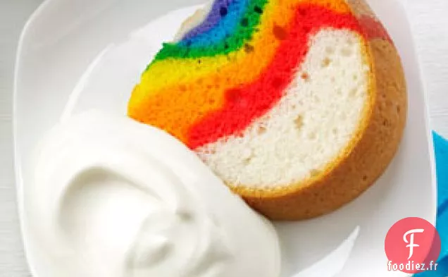Gâteau arc-en-ciel avec nuages