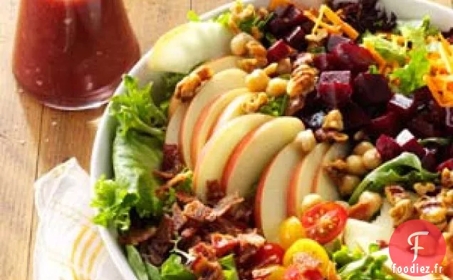 Salade de récolte avec vinaigrette aux cerises