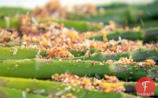 Garniture d'asperges et de parmesan avec miettes d'œufs