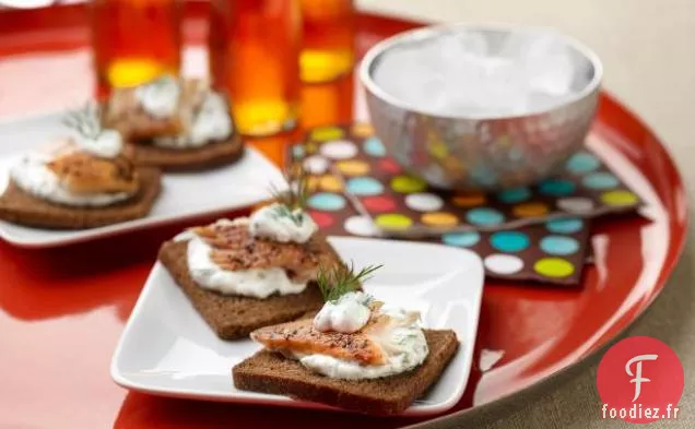 Canapés de truite fumée avec crème fraîche et sauce aux herbes pour deux