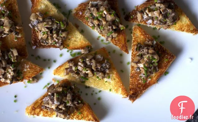 Champignons À La Crème Sur Toast Au Beurre De Ciboulette