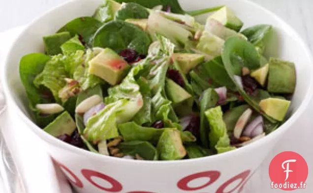 Salade mélangée aux canneberges et à l'avocat