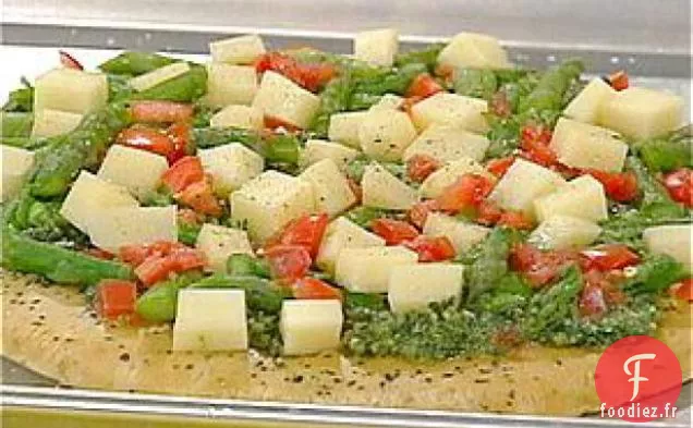 Pizza aux asperges et aux tomates prunes