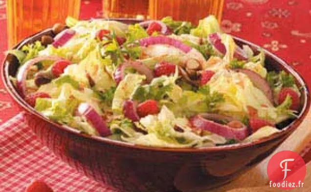 Salade de framboises et de noisettes aux herbes