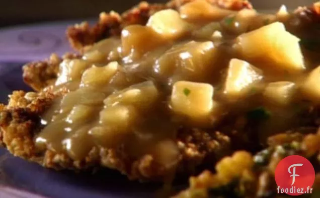 Steak de poulet frit de Sunny avec sauce aux pommes de terre en dés
