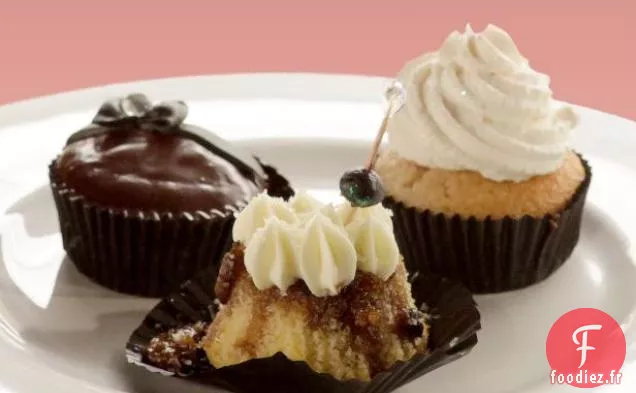 Grands, noirs et beaux cupcakes au chocolat et aux noisettes