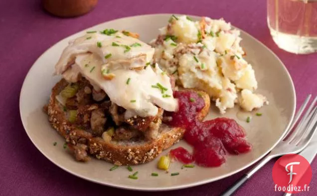 Quelle tête ! Sammys ouverts à la dinde épicée avec farce et sauce aux saucisses, pommes de terre écrasées au bacon, sauce chaude aux pommes et aux canneberges