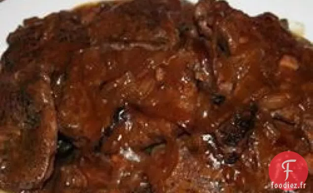 Steaks de poulet frits savoureux avec sauce