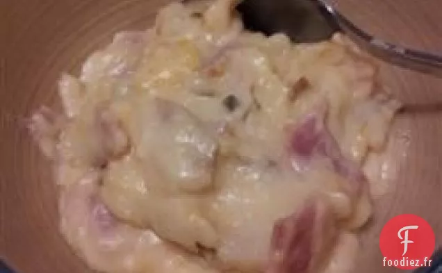 Dîner de pommes de terre au jambon et au fromage