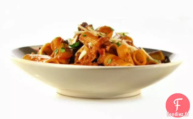 Ragoût de poulet effiloché et rigatonis