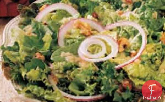 Salade verte avec vinaigrette à l'oignon