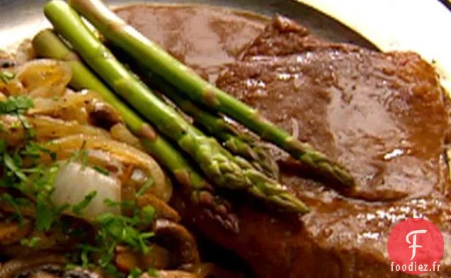 Steaks de rumsteak braisés aux champignons et oignons et sauce porter