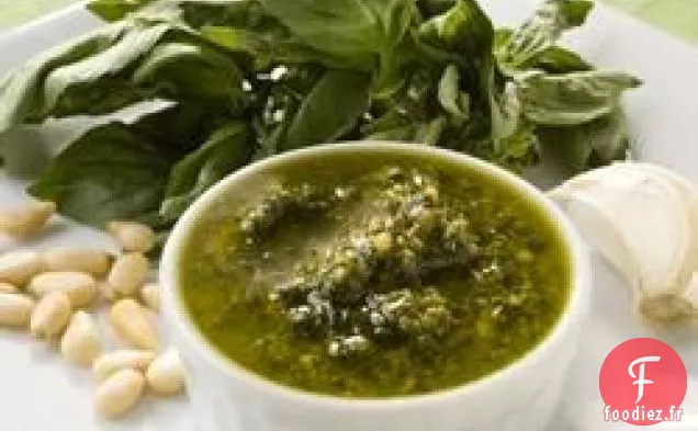 Pesto simple à l'ail et au basilic