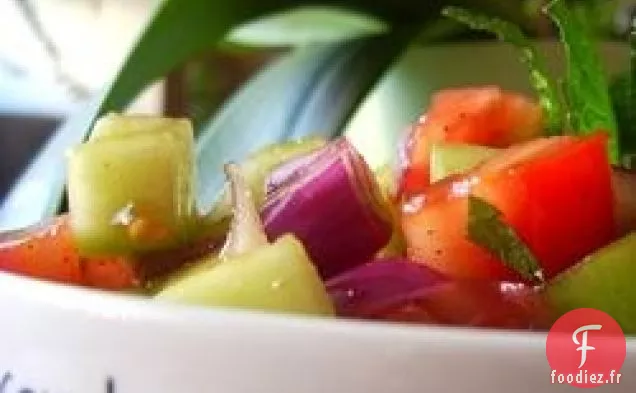 Salade de tomates, concombres et oignons rouges à la menthe