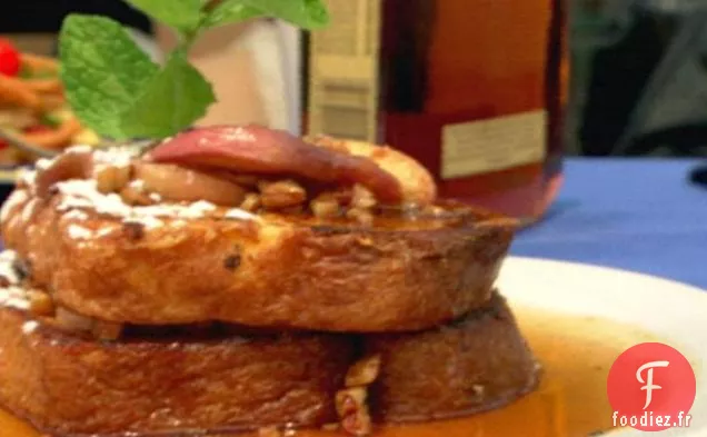 Pain perdu aux pêches blanches et au bourbon avec sirop d'érable aux pêches blanches et aux pacanes