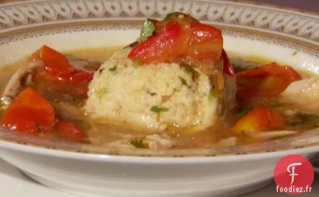 Soupe de poulet séfarade avec sofrito et boulettes de matzo aux herbes