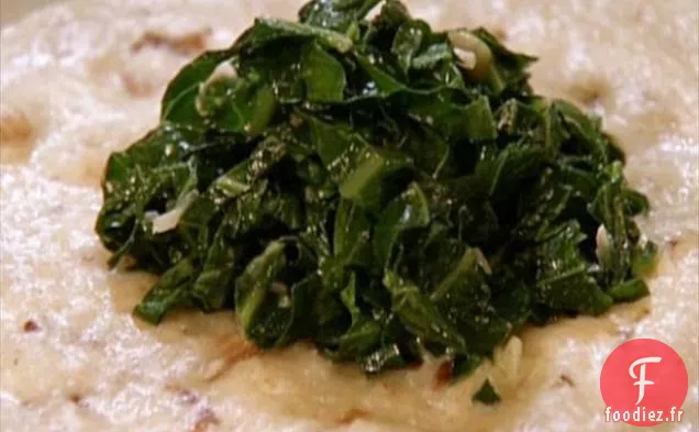 Gruau de maïs au fromage et au bacon avec feuilles de chou vert