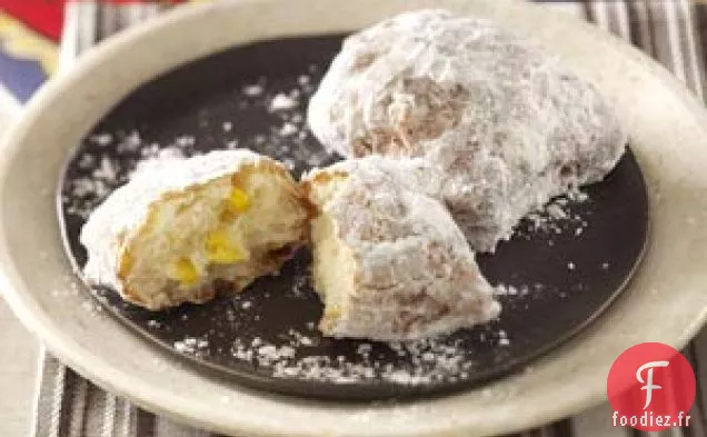 Beignets de maïs sucrés avec du bacon et de la poussière de sucre