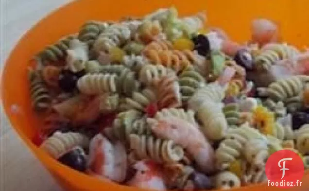 Salade de pâtes grecque aux crevettes, tomates, courgettes, poivrons et feta