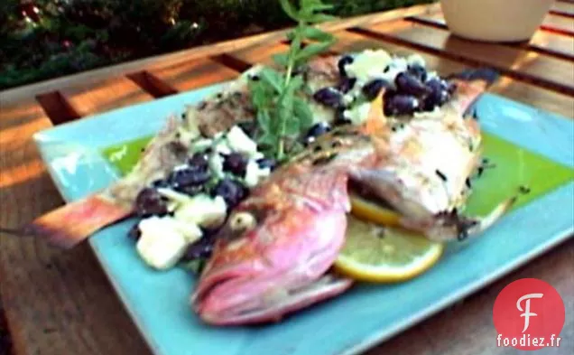 Vivaneau rouge entier grillé avec mélange de sel de mer et d'origan frais et relish d'olives noires et de feta