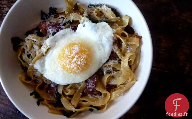 Fettucine Fraîche Avec Du Bacon, Des Rampes Et Un Œuf