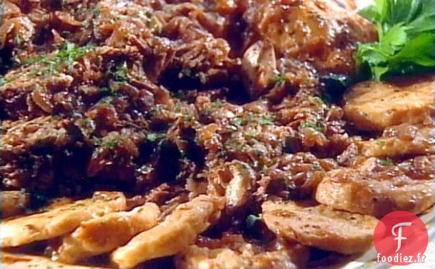 Poitrine de bœuf braisée au vin rouge avec sauce au raifort et disques volants de tante Rifka