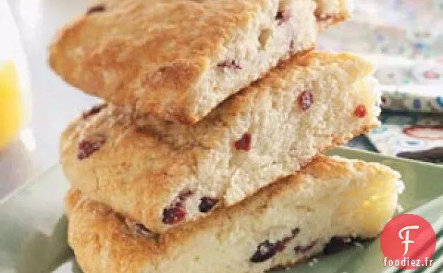 Quartiers de gâteau au café et aux canneberges
