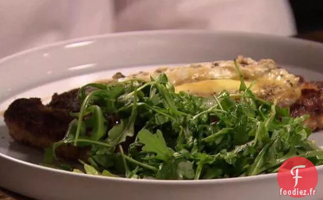 Escalope de poulet panée au jambon, fromage triple crème et roquette