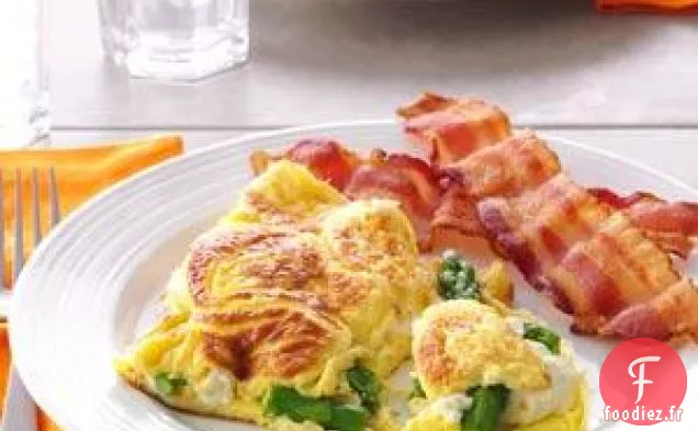 Omelette aux asperges et au fromage à la crème