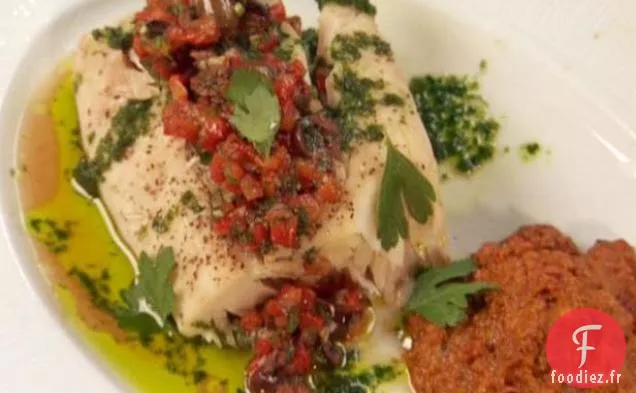 Bar rayé sauvage cuit à la vapeur avec romesco au poivron jaune, relish au poivron rouge et aux olives noires et huile au persil et à l'ail