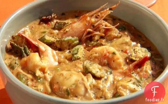 Gombo aux crustacés et à l'andouille avec crevettes, pétoncles, palourdes et huîtres avec gombo croustillant