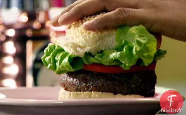 Burger farci au bacon, à l'oignon et au fromage