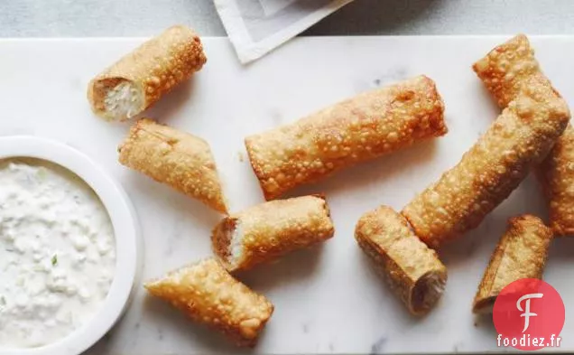 Rouleaux de printemps aux crevettes avec trempette au concombre et au yaourt