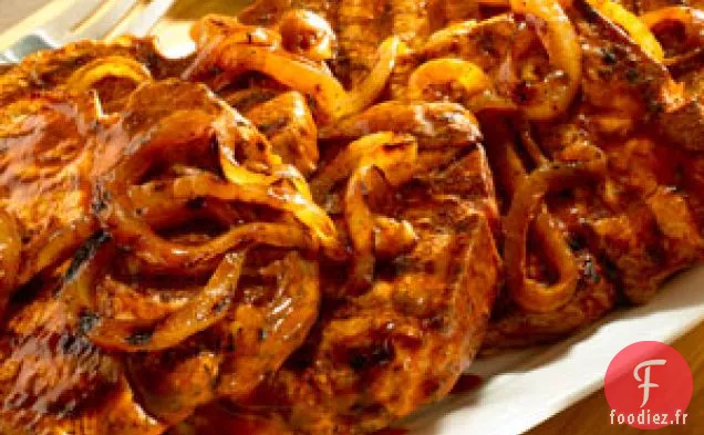 Côtelettes de porc grillées et oignons
