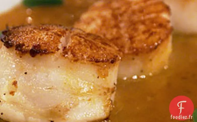 Pétoncles De Mer Poêlés À La Sauce À La Marjolaine Aux Carottes