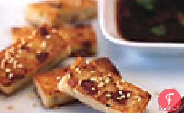 Gâteau Daikon Croustillant Doré avec Sauce Soja aux Herbes Épicées