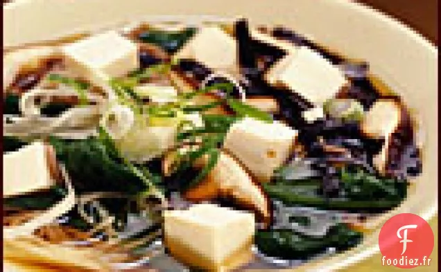 Soba tiède dans un Bouillon aux Épinards et au Tofu