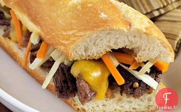 Sandwich À Côtes Courtes Braisées À la Bière Avec Raifort Et Légumes Marinés