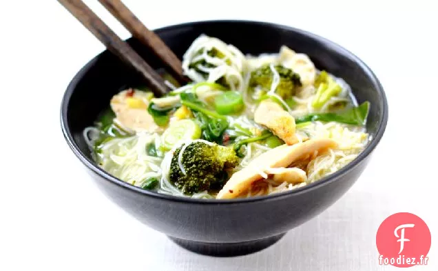 Soupe Au Poulet Et Au Gingembre Avec Des Nouilles