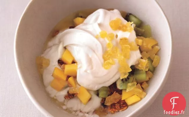 Yogourt Au Granola, Aux Fruits Tropicaux Et Au Gingembre Cristallisé
