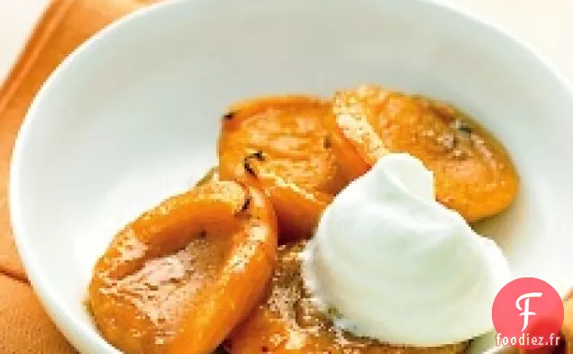 Abricots Grillés À La Crème Fouettée Au Gingembre