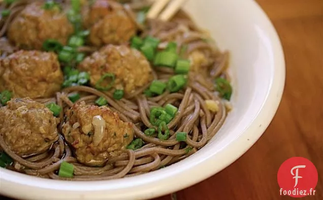 Nouilles Soba Aux Boulettes De Poulet Au Gingembre Et Oignons Verts