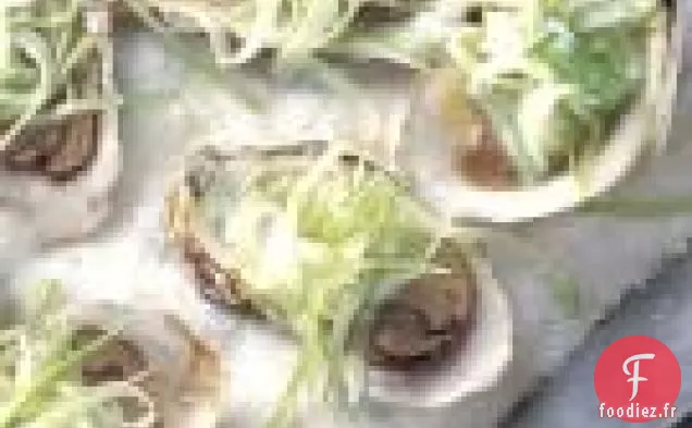Huîtres Sur La Demi-Coquille Avec Salade De Pommes-raifort
