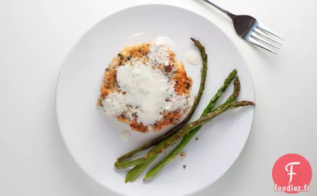 Gâteaux Au Saumon En Croûte De Poivre Avec Sauce Au Raifort